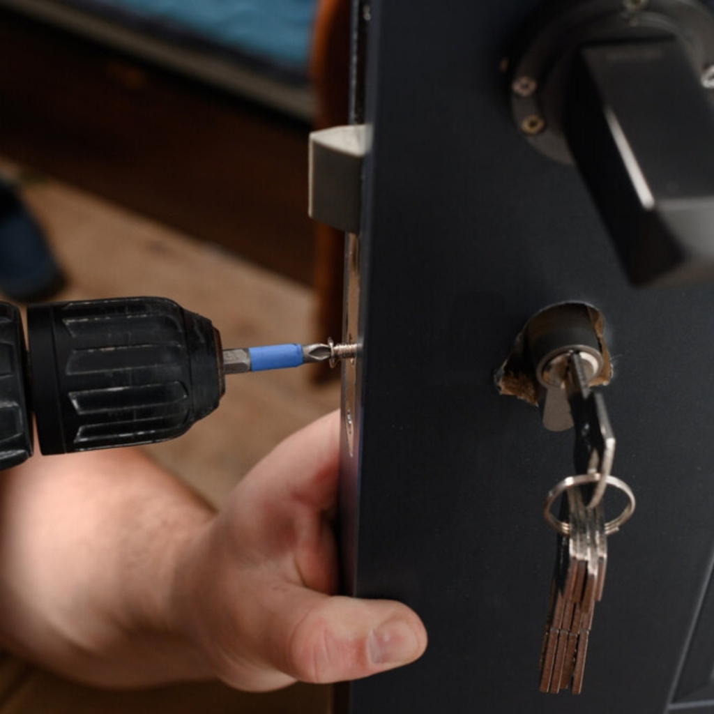 Врезка замков в Екатеринбурге.jpg Врезка замков в Екатеринбурге.jpg